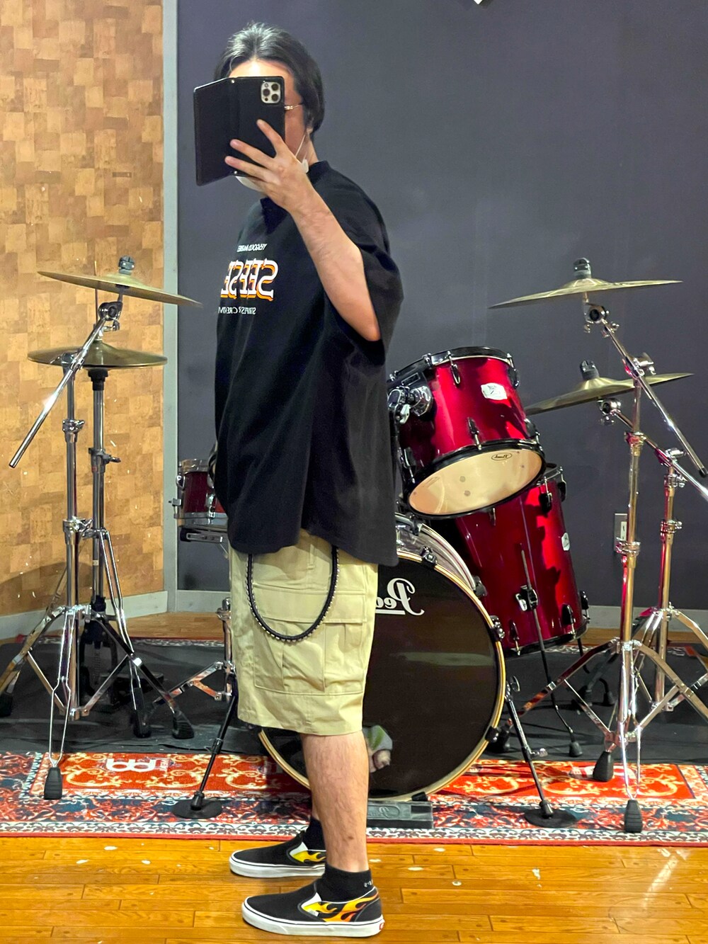 ブラック系のTシャツ/カットソー、ベージュ系のカーゴパンツ、ブラック系のスニーカーを着用したメンズの夏コーディネートの3枚目の写真