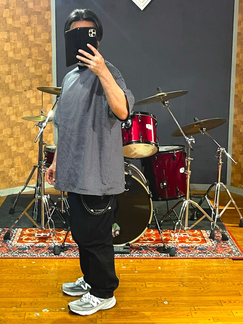 ブルー系のTシャツ/カットソー、ブラック系のカーゴパンツ、グレー系のスニーカーを着用したメンズの夏コーディネートの2枚目の写真