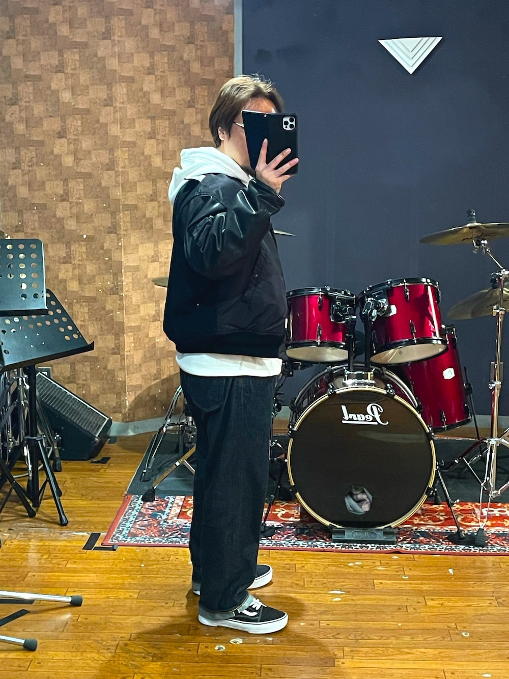 「wtaps、NEIGHBORHOOD、VANS、uchidahousei、MA-1、パーカー、デニム、スニーカー、大人カジュアル、シンプルコーデ、ストリート、カジュアル、メンズファッション、今日のコーデ、いいね、save、フォローお願いします🤑」｜「WTAPSのアイテム（MA-1、ブラック系）」を使った、minetoraさん（メンズ・171cm）の春コーディネートの2枚目の写真
