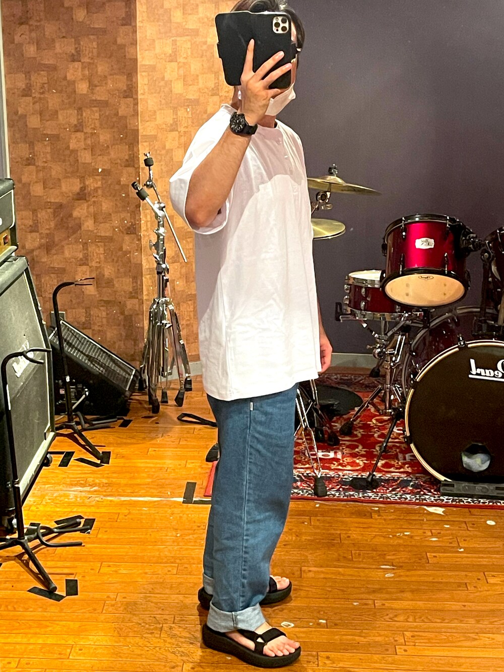 「夏、オトナカジュアル、シンプル、メンズコーデ、カジュアル、オーバーサイズ、ストリートコーデ、ビッグシルエット、白Tシャツ、スポーツサンダル、フリークスストア、wtaps、CALEE、VAGUE WATCH CO.、teva」｜「FREAK'S STOREのアイテム（Tシャツ/カットソー、ホワイト系）」を使った、minetoraさん（メンズ・170cm）の夏コーディネートの2枚目の写真