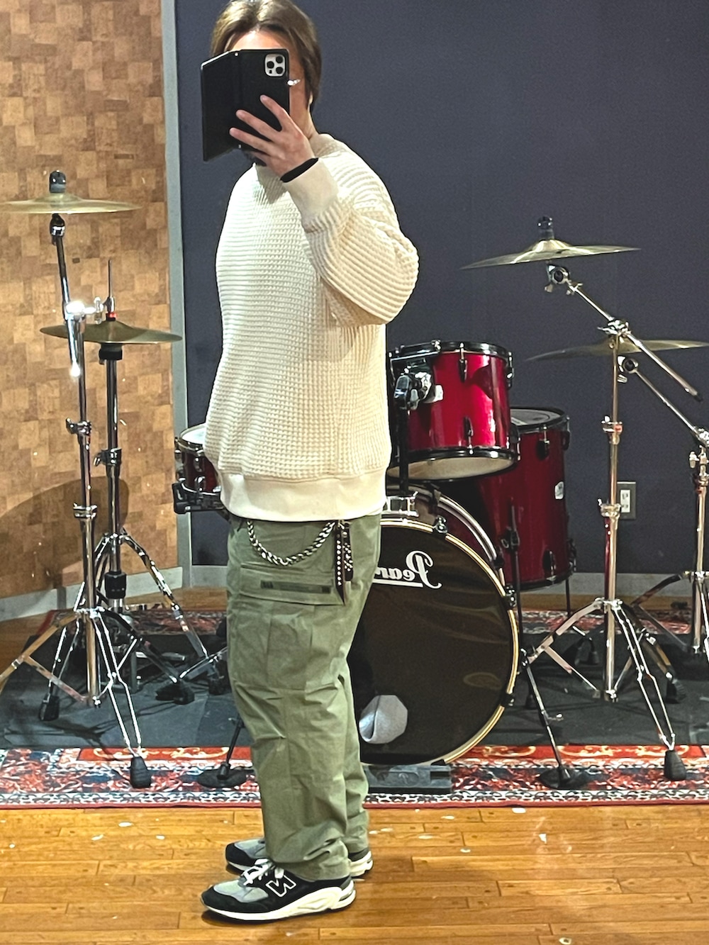 「wtaps、Jackman、New Balance、カーゴパンツ、スニーカー、ワッフル、クルーネック、大人カジュアル、カジュアル、ビッグシルエット、ミリタリー、いいね、save、フォローお願いします🤑、おしゃれさんと繋がりたい、シンプルコーデ、春コーデ」｜「Jackmanのアイテム（Tシャツ/カットソー、ホワイト系）」を使った、minetoraさん（メンズ・171cm）の春コーディネートの4枚目の写真