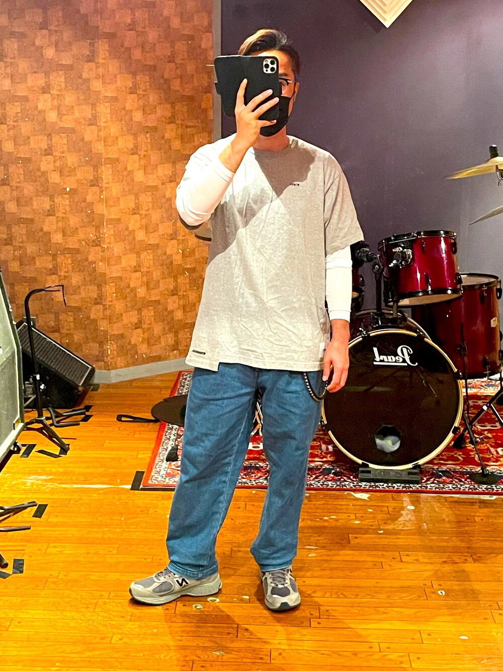 「シンプル、カジュアル、今日のコーデ、Tシャツ、スニーカー、ストリート、ワイドパンツ、眼鏡、白山眼鏡、wtaps、NEIGHBORHOOD、CALEE、ユニクロ、New Balance、ゆるコーデ」｜「NEIGHBORHOODのアイテム（Tシャツ/カットソー、グレー系）」を使った、minetoraさん（メンズ・170cm）の春コーディネートの3枚目の写真