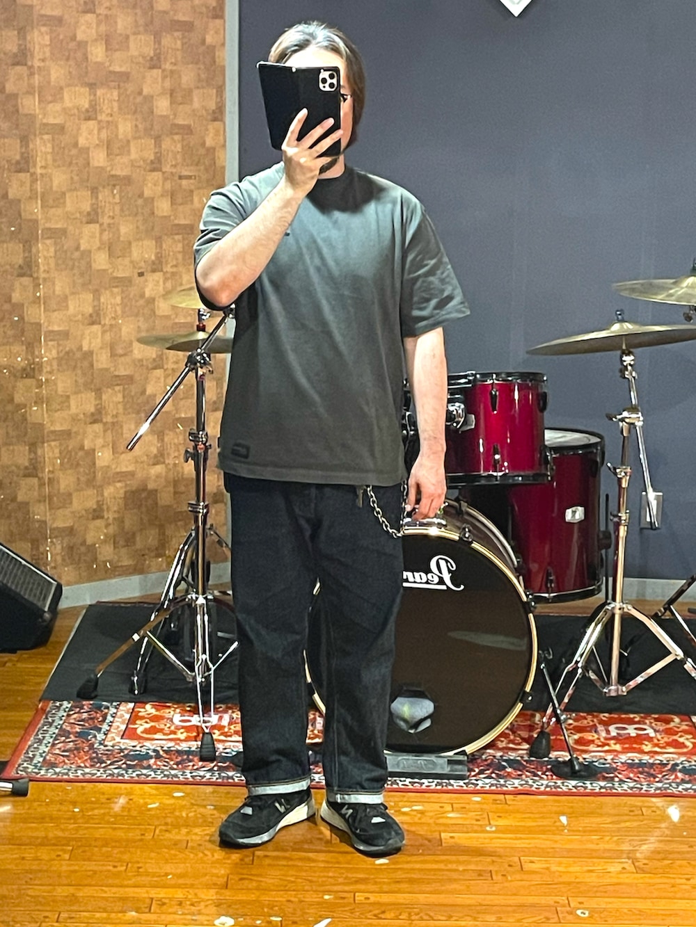 「NEIGHBORHOOD、uchidahousei、New Balance、Tシャツ、デニム、スニーカー、夏コーデ、ピグメント、大人カジュアル、シンプルコーデ、ラフ、カジュアル、大人コーデ、お洒落さんとつながりたい、きれいめカジュアル」｜「NEIGHBORHOODのアイテム（Tシャツ/カットソー、グレー系）」を使った、minetoraさん（メンズ・171cm）の夏コーディネートの5枚目の写真