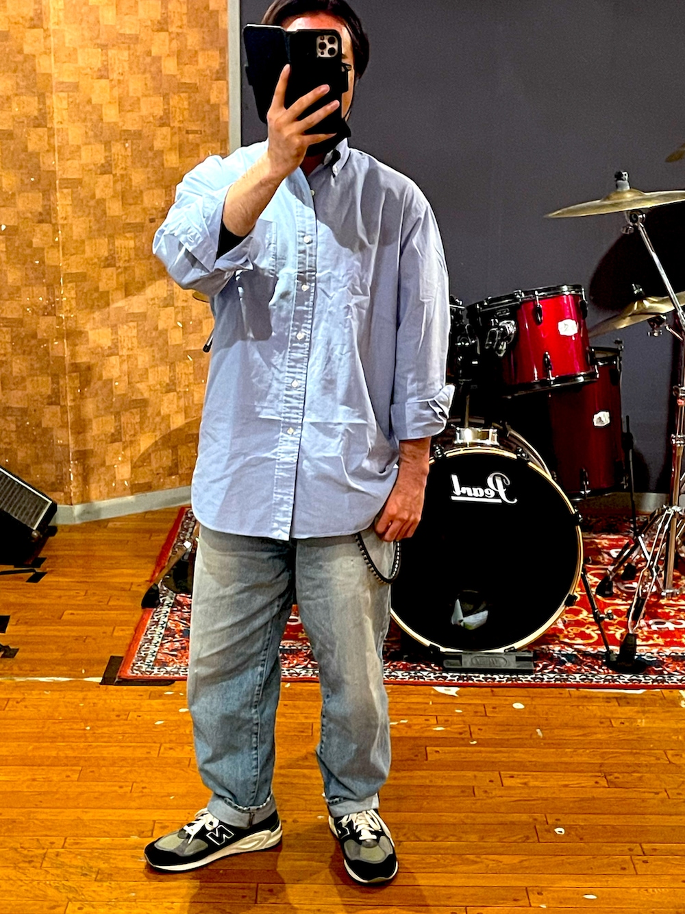 ブルー系のシャツ/ブラウス、ブルー系のデニムパンツ、ブルー系のスニーカーを着用したメンズの春コーディネートの4枚目の写真