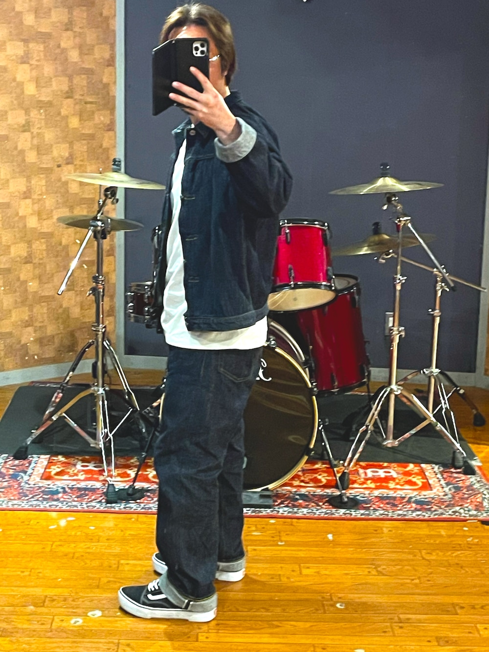 「onepieceofrock、VANS、denim、デニム、デニムジャケット、デニムパンツ、デニムセットアップ、スニーカー、カジュアル、大人カジュアル、シンプルコーデ、ラフ、ユニフォーム、メンズファッション、春コーデ」｜「onepieceofrockのアイテム（デニムジャケット、ブルー系）」を使った、minetoraさん（メンズ・171cm）の春コーディネートの4枚目の写真