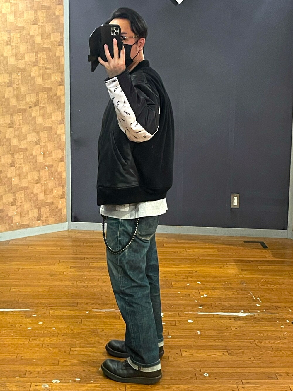 「シンプルコーデ、ミリタリー、デニム、MA-1、Tシャツ、ブーツ、オトナカジュアル、お洒落さんとつながりたい、いいね、save、フォローお願いします🤑、秋コーデ、NEIGHBORHOOD、wtaps、CALEE、カジュアル、ルード」｜「WTAPSのアイテム（MA-1、ブラック系）」を使った、minetoraさん（メンズ・171cm）の秋コーディネートの3枚目の写真