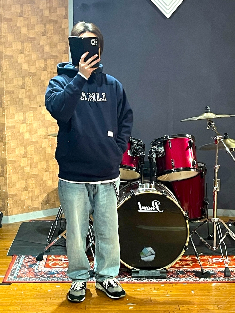 「wtaps、Liberaiders、シンプルスタイル、大人カジュアル、カジュアル、ビッグシルエット、メンズコーデ、オーバーサイズ、きれいめカジュアル、スニーカー、ダウンジャケット、デニム、いいね、save、フォローお願いします🤑、おしゃれさんと繋がりたい、冬コーデ」｜「WTAPSのアイテム（ダウンジャケット/コート、ブラック系）」を使った、minetoraさん（メンズ・171cm）の冬コーディネートの5枚目の写真