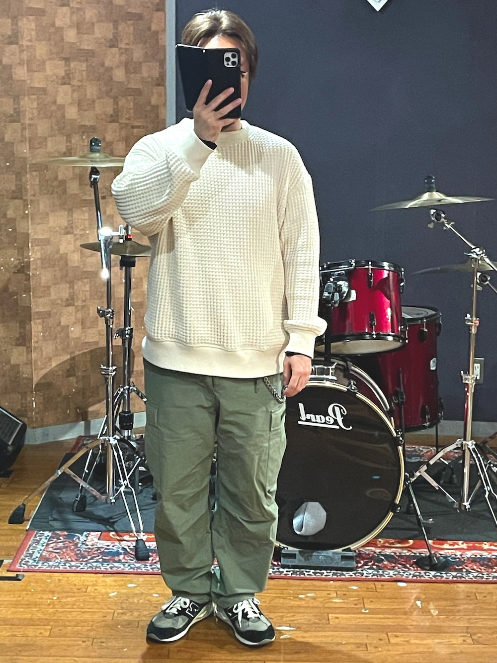 「wtaps、Jackman、New Balance、カーゴパンツ、スニーカー、ワッフル、クルーネック、大人カジュアル、カジュアル、ビッグシルエット、ミリタリー、いいね、save、フォローお願いします🤑、おしゃれさんと繋がりたい、シンプルコーデ、春コーデ」｜「Jackmanのアイテム（Tシャツ/カットソー、ホワイト系）」を使った、minetoraさん（メンズ・171cm）の春コーディネートの5枚目の写真
