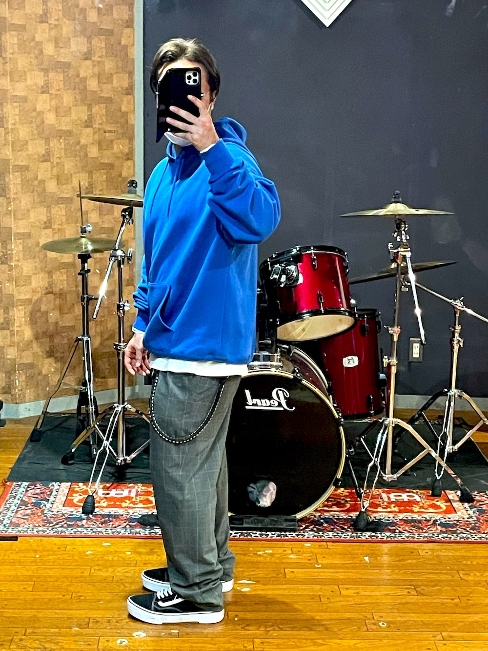 ブルー系のパーカー、ブルー系のスラックス、ブラック系のスニーカーを着用したメンズの秋コーディネートの4枚目の写真