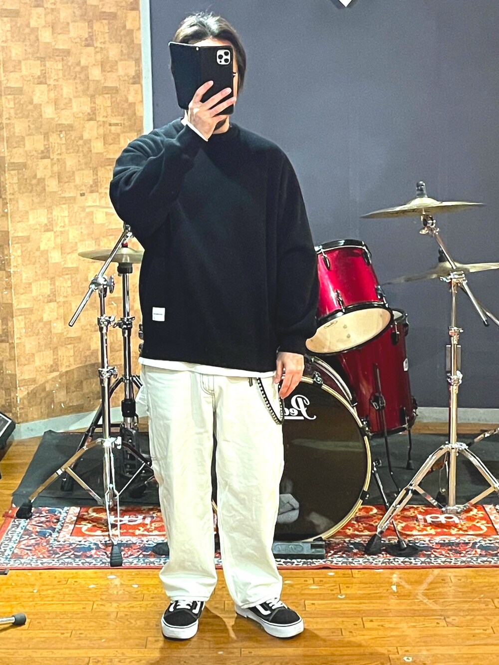 「wtaps、COOTIE、nautica、VANS、ビッグシルエット、オーバーサイズ、大人コーデ、大人カジュアル、ダウンジャケット、ペインターパンツ、スニーカー、冬コーデ、ストリート、メンズコーデ、白パンツ」｜「WTAPSのアイテム（ダウンジャケット/コート、ブラック系）」を使った、minetoraさん（メンズ・171cm）の冬コーディネートの4枚目の写真