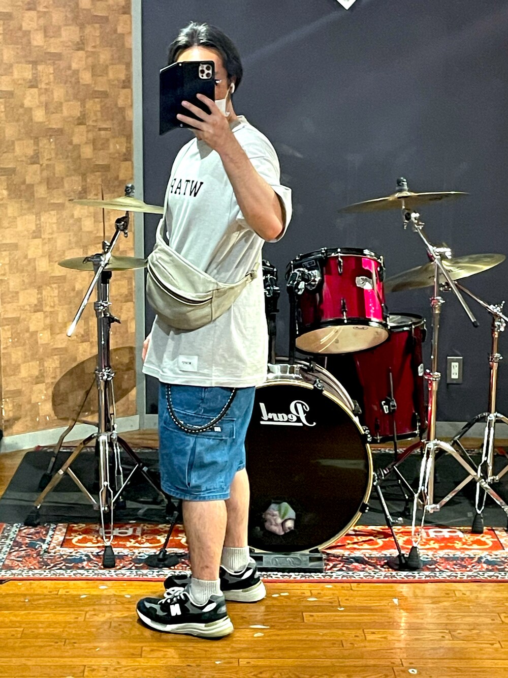 「ビッグシルエット、オーバーサイズ、ストリート、ラフ、デニム、カーゴパンツ、shorts、スニーカー、Tシャツ、大人カジュアル、カジュアル、シンプル、wtaps、New Balance、夏コーデ」｜「WTAPSのアイテム（Tシャツ/カットソー、グレー系）」を使った、minetoraさん（メンズ・171cm）の夏コーディネートの3枚目の写真