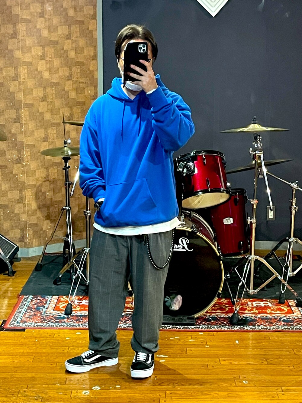 ブルー系のパーカー、ブルー系のスラックス、ブラック系のスニーカーを着用したメンズの秋コーディネートの5枚目の写真