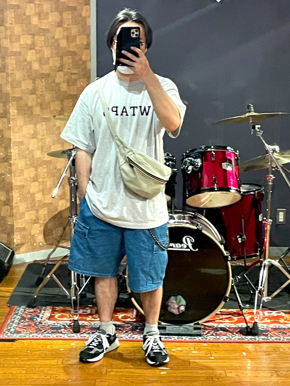 「ビッグシルエット、オーバーサイズ、ストリート、ラフ、デニム、カーゴパンツ、shorts、スニーカー、Tシャツ、大人カジュアル、カジュアル、シンプル、wtaps、New Balance、夏コーデ」｜「WTAPSのアイテム（Tシャツ/カットソー、グレー系）」を使った、minetoraさん（メンズ・171cm）の夏コーディネートの5枚目の写真