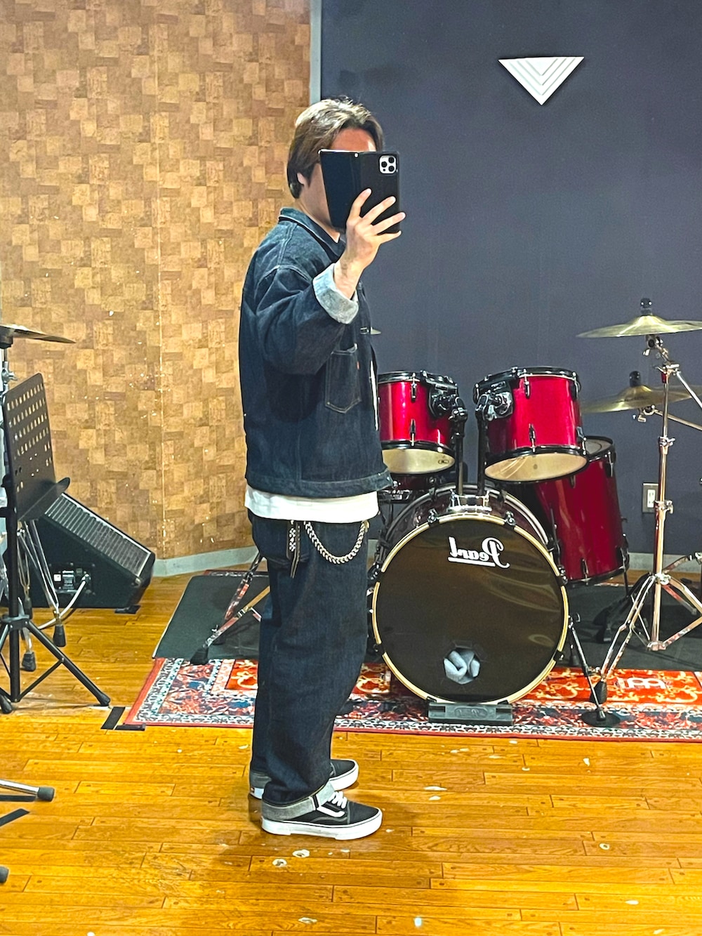 「onepieceofrock、VANS、denim、デニム、デニムジャケット、デニムパンツ、デニムセットアップ、スニーカー、カジュアル、大人カジュアル、シンプルコーデ、ラフ、ユニフォーム、メンズファッション、春コーデ」｜「onepieceofrockのアイテム（デニムジャケット、ブルー系）」を使った、minetoraさん（メンズ・171cm）の春コーディネートの2枚目の写真
