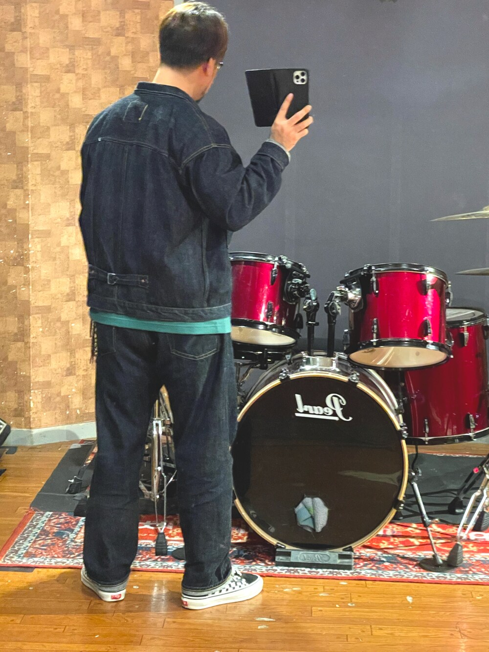 ブルー系のデニムジャケット、ブルー系のデニムパンツ、グリーン系のTシャツ/カットソーを着用したメンズの秋コーディネートの3枚目の写真