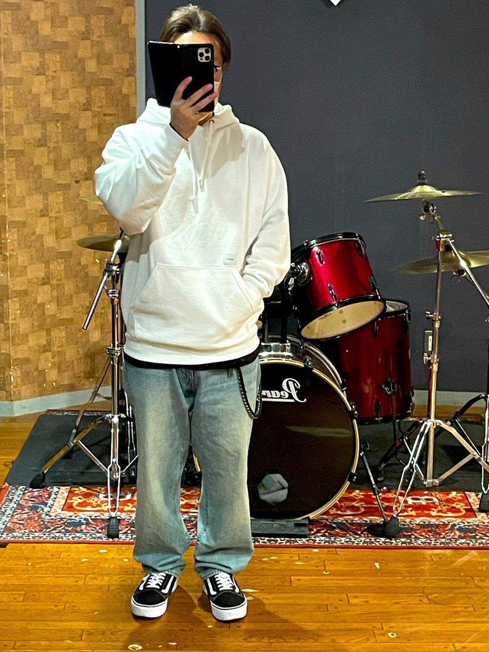 「wtaps、Liberaiders、VANS、ストリート、ラフ、シンプル、ビッグシルエット、大人カジュアル、大人コーデ、休日スタイル、メンズコーデ、今日のコーデ、おしゃれさんと繋がりたい、いいね、save、フォローお願いします🤑、UNIQLO」｜「WTAPSのアイテム（パーカー、ホワイト系）」を使った、minetoraさん（メンズ・171cm）の秋コーディネートの5枚目の写真