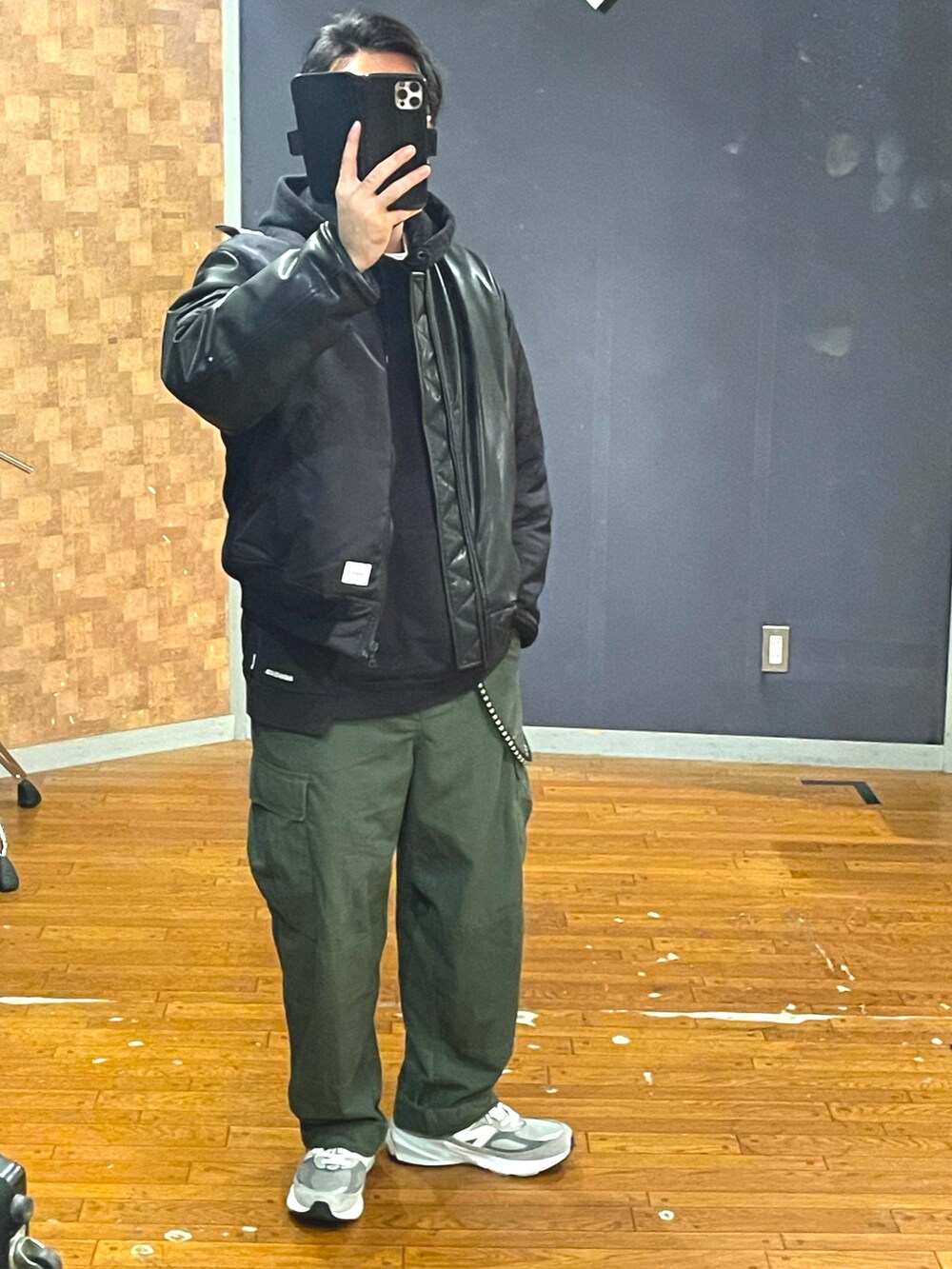 ブラック系のMA-1、ブラック系のパーカー、グリーン系のカーゴパンツを着用したメンズの秋コーディネートの4枚目の写真