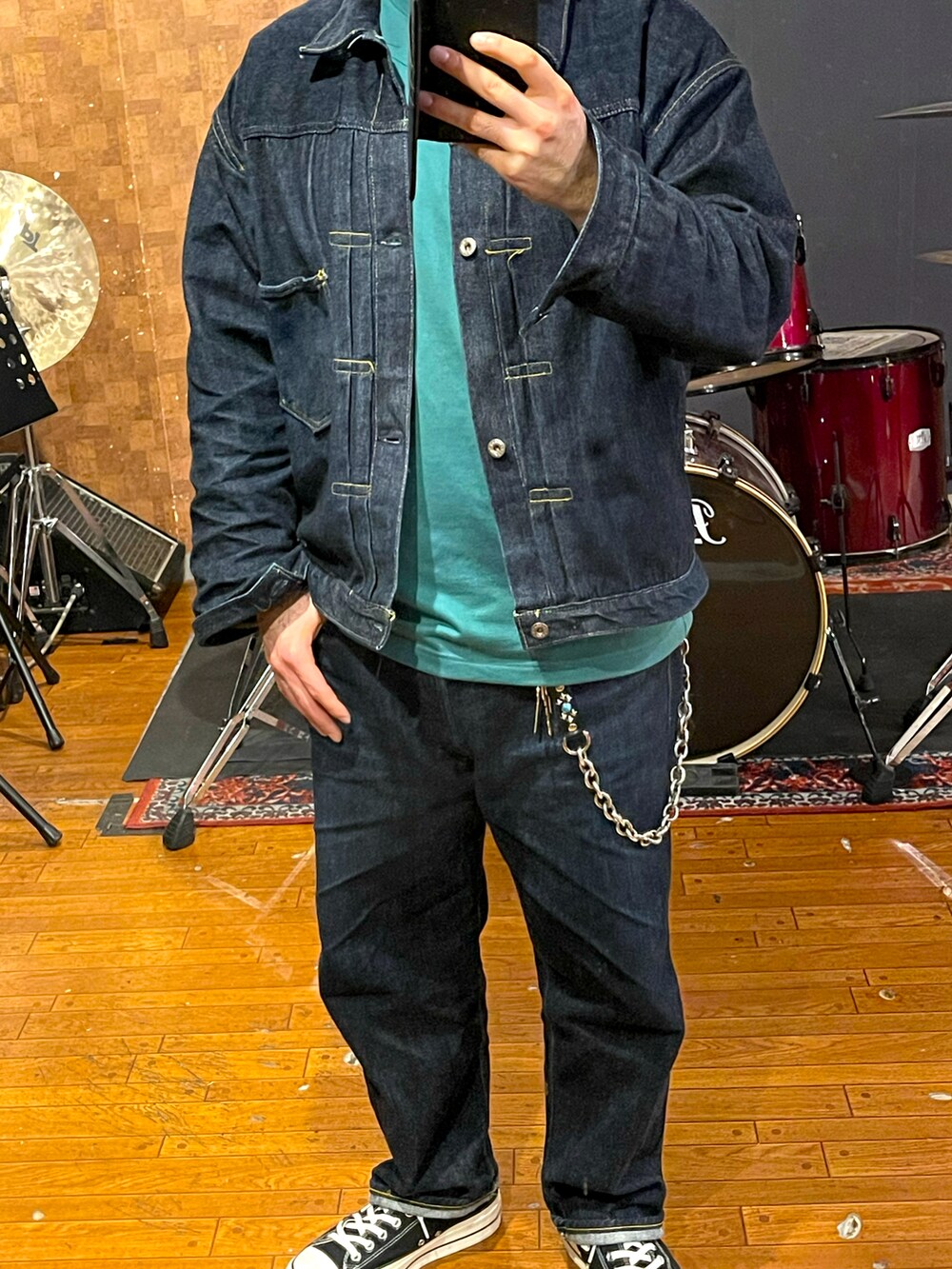 ブルー系のデニムジャケットを着用したメンズの冬コーディネートの4枚目の写真