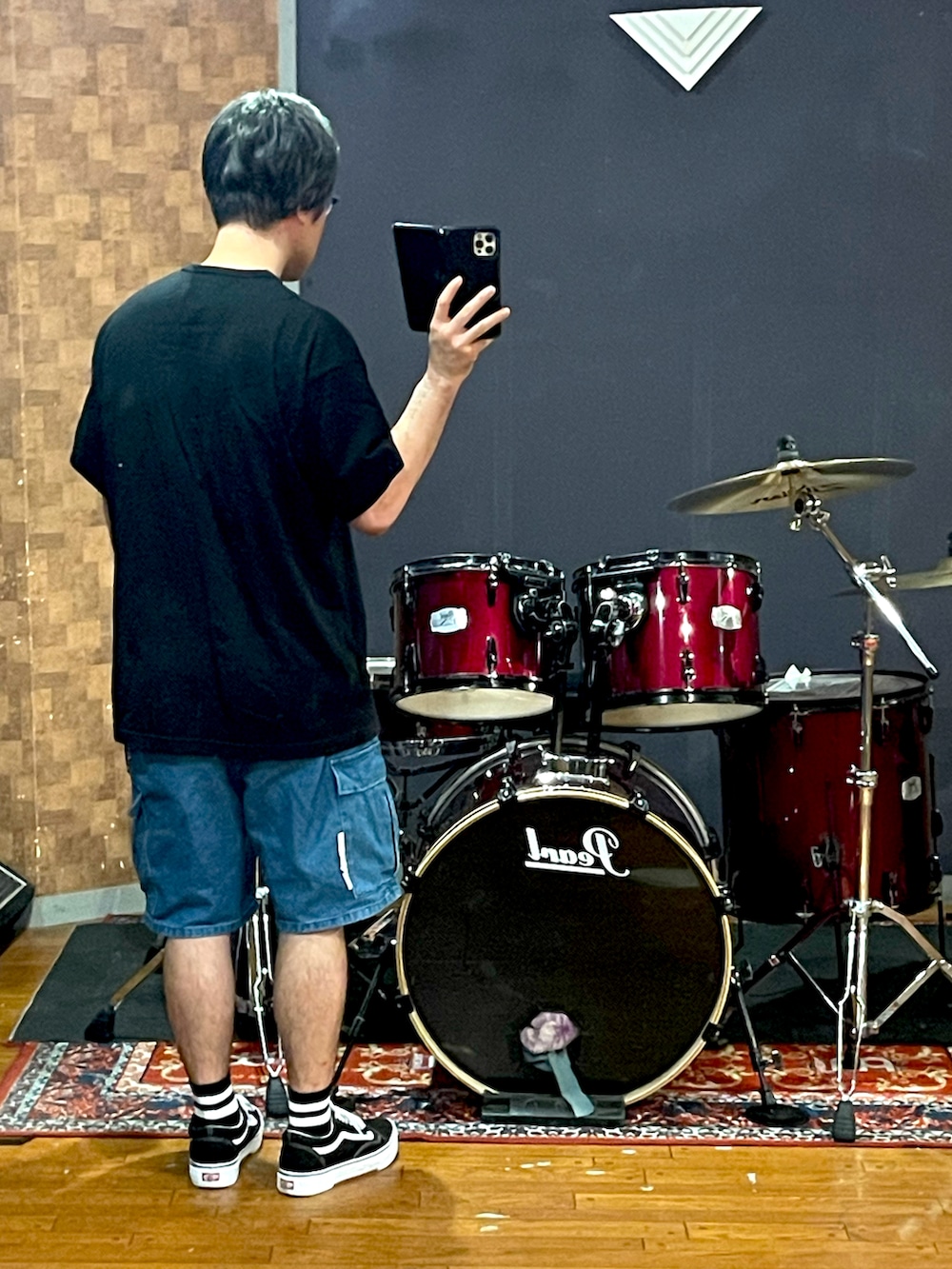 「wtaps、VANS、アツいコーデ全部見せ、ビッグシルエット、大人カジュアル、シンプル、ラフ、Tシャツ、黒、デニム、shorts、スニーカー、ストリート、カジュアル、夏コーデ」｜「WTAPSのアイテム（Tシャツ/カットソー、ブラック系）」を使った、minetoraさん（メンズ・171cm）の夏コーディネートの3枚目の写真