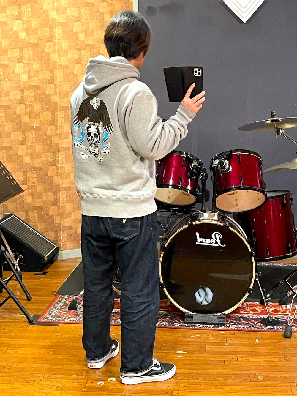 ブラック系のナイロンジャケット、グレー系のパーカー、ブルー系のデニムパンツを着用したメンズの冬コーディネートの3枚目の写真