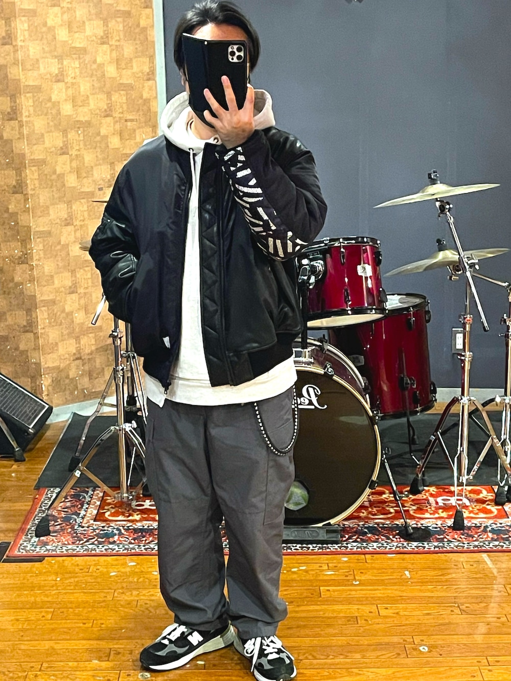 「シンプル、カジュアル、ラフ、ミリタリー、MA-1、カーゴパンツ、パーカー、ビッグシルエット、オーバーサイズ、スニーカー、いいね、save、フォローお願いします🤑、冬コーデ、NEIGHBORHOOD、New Balance、wtaps」｜「NEIGHBORHOODのアイテム（MA-1、ブラック系）」を使った、minetoraさん（メンズ・171cm）の冬コーディネートの4枚目の写真