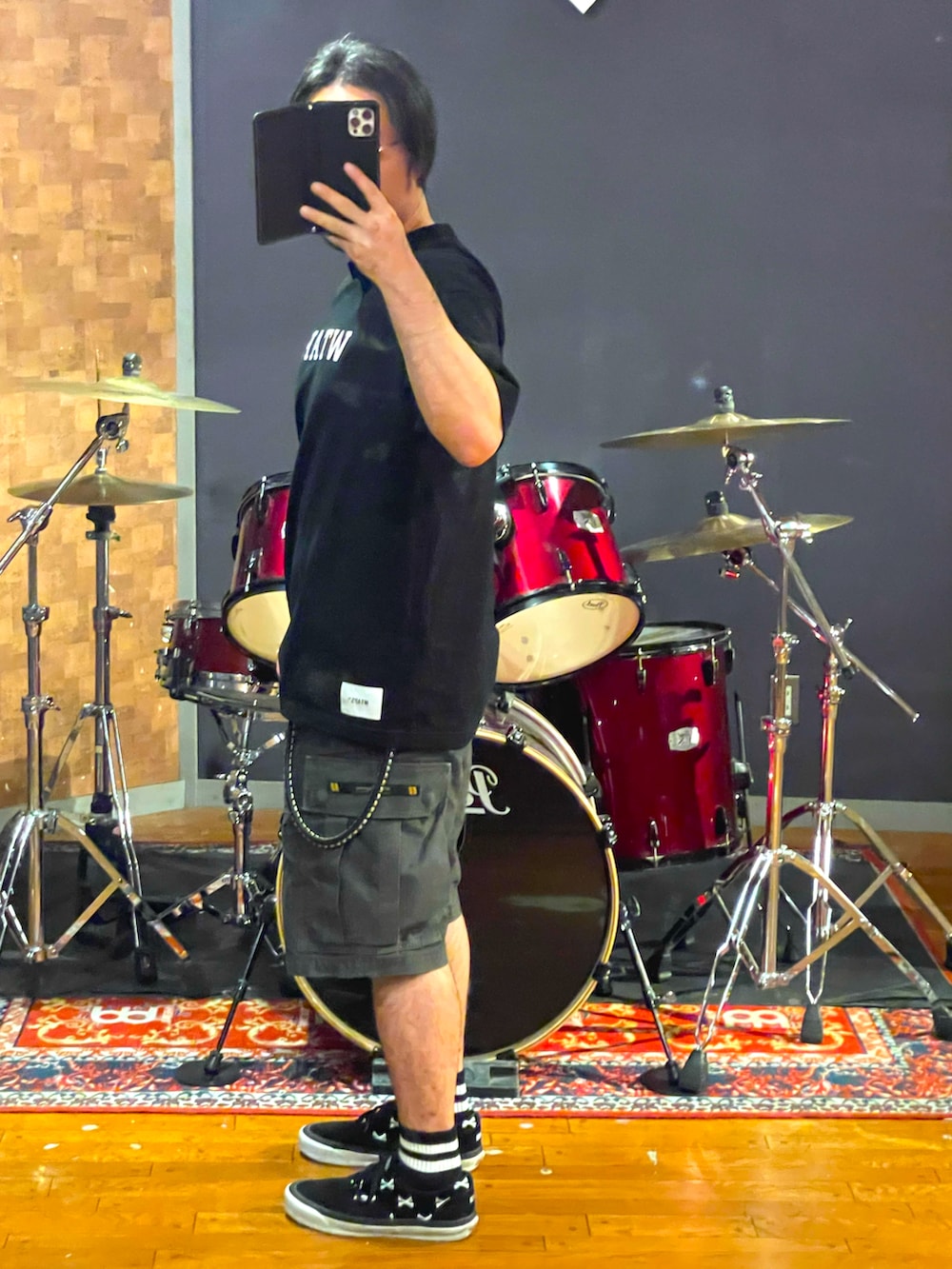 ブラック系のTシャツ/カットソー、ブラック系のカーゴパンツ、ブラック系のスニーカーを着用したメンズの夏コーディネートの3枚目の写真