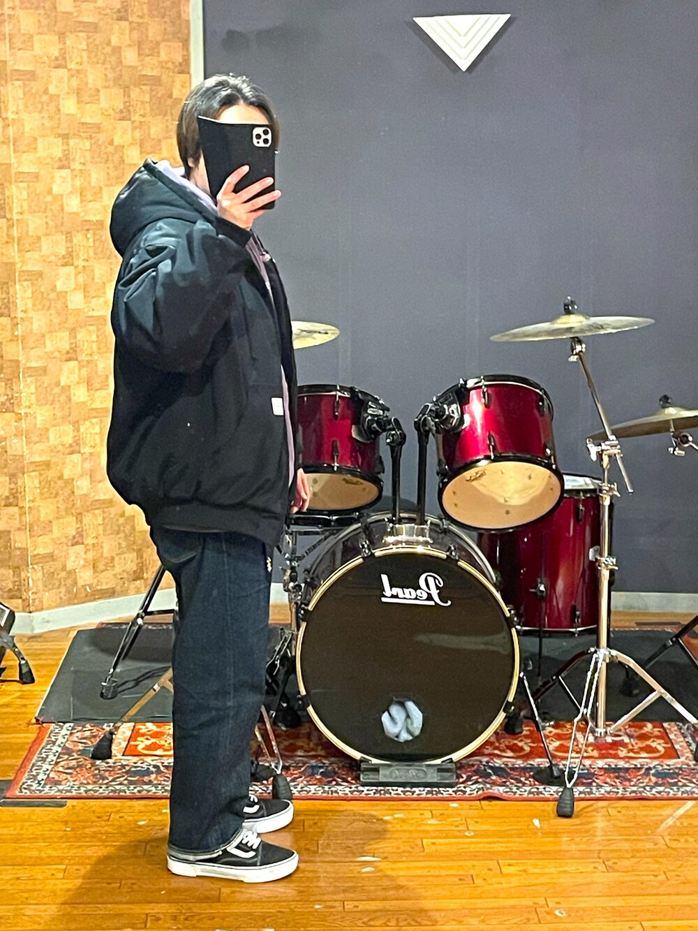 ブラック系のナイロンジャケット、パープル系のパーカー、ブルー系のデニムパンツを着用したメンズの冬コーディネートの3枚目の写真