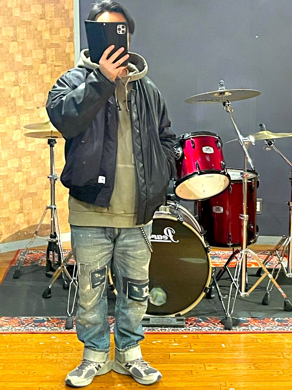 「シンプル、カジュアル、大人カジュアル、MA-1、デニム、スニーカー、ミリタリー、パーカー、冬コーデ、いいね、save、フォローお願いします🤑、wtaps、NEIGHBORHOOD、CALEE、New Balance、メンズコーデ」｜「NEIGHBORHOODのアイテム（MA-1、ブラック系）」を使った、minetoraさん（メンズ・171cm）の冬コーディネートの4枚目の写真