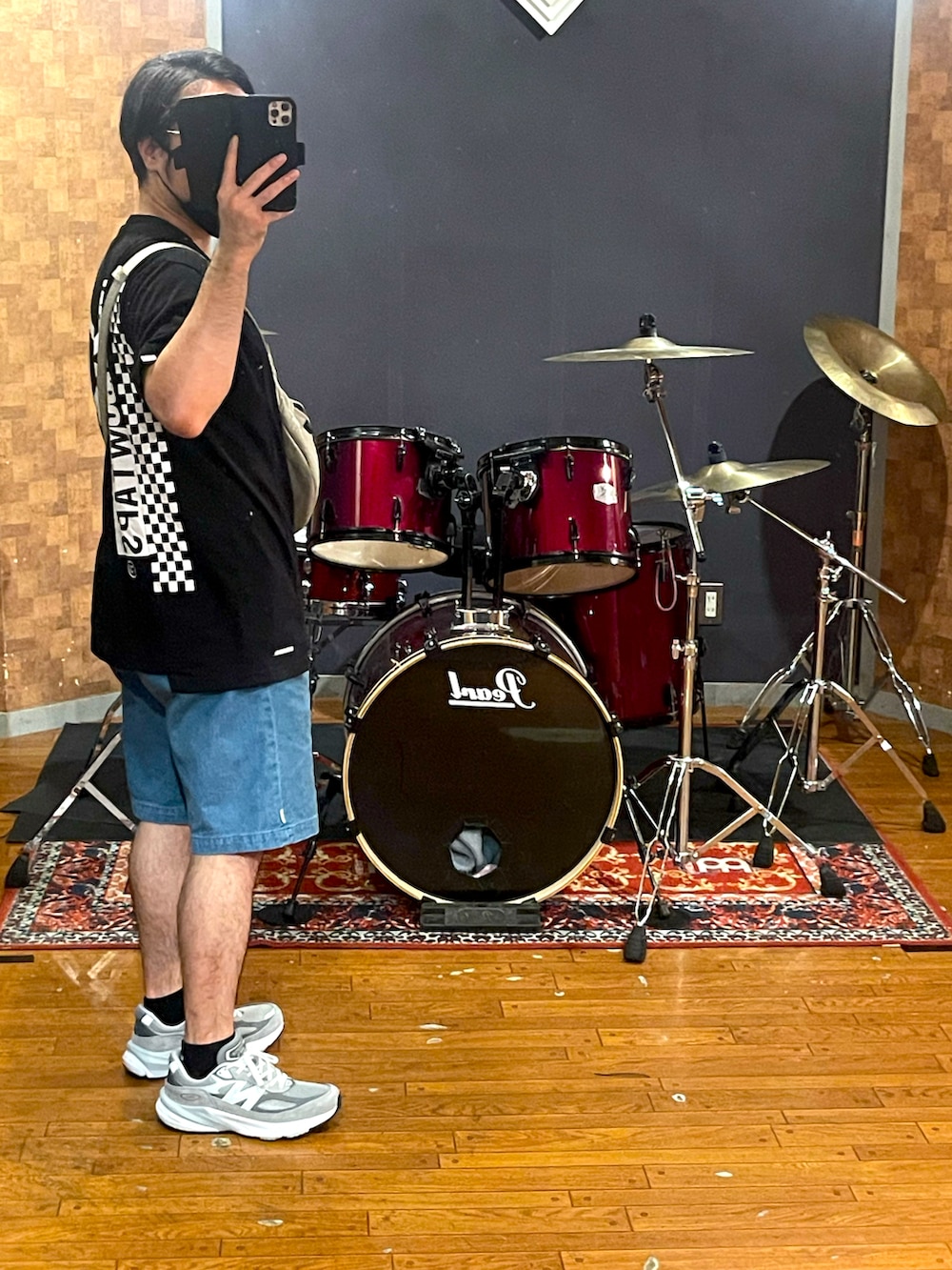 「Tシャツ、shorts、ストリート、ラフ、カジュアル、スニーカー、ミニバッグ、オトナカジュアル、wtaps、NEIGHBORHOOD、vanson、New Balance、CALEE、いいね、save、フォローお願いします🤑、メンズファッション」｜「NEIGHBORHOODのアイテム（Tシャツ/カットソー、ブラック系）」を使った、minetoraさん（メンズ・170cm）の秋コーディネートの2枚目の写真