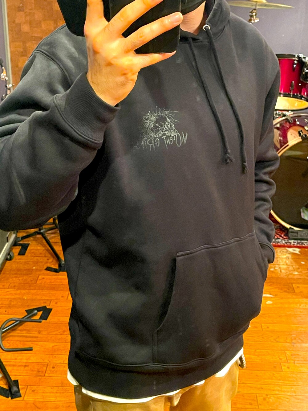 「オトナカジュアル、いいね、save、フォローお願いします🤑、きれいめカジュアル、ブラック、チノパン、スニーカー、violent grind、VANS、wtaps、NEIGHBORHOOD、CALEE、TENDERLOIN、RADIALL、WACOMARIA、ZORLAC」｜「violentgrindのアイテム（パーカー、ブラック系）」を使った、minetoraさん（メンズ・170cm）の春コーディネートの4枚目の写真