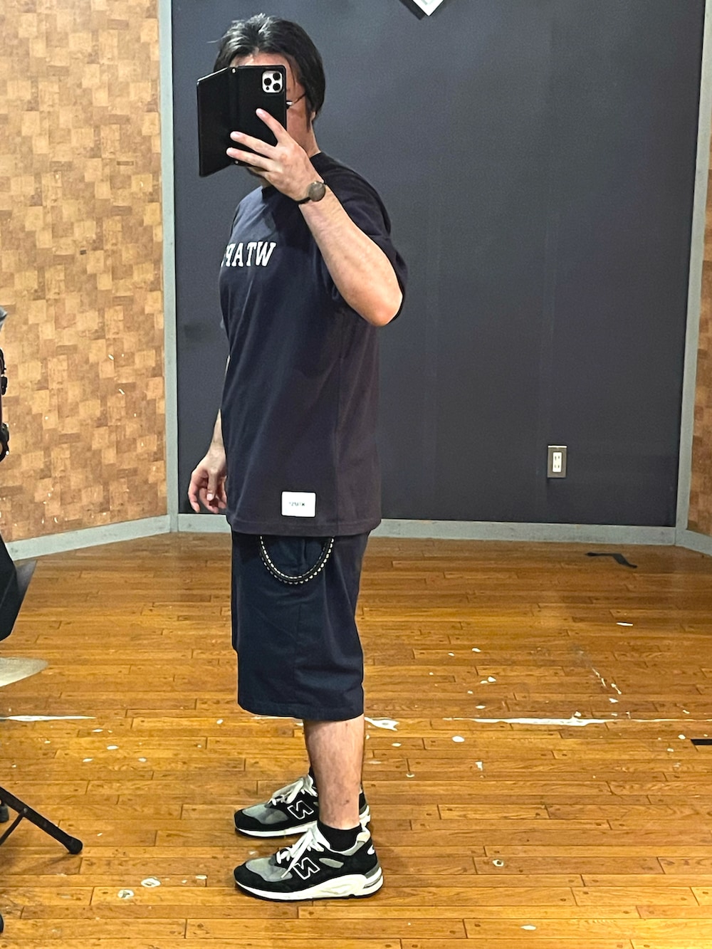 「wtaps、BROCHURE、ah.h、New Balance、シンプル、ビッグシルエット、オーバーサイズ、ストリート、ネイビー、Tシャツ、shorts、お洒落さんとつながりたい、いいね、save、フォローお願いします🤑、大人カジュアル、スニーカー」｜「WTAPSのアイテム（Tシャツ/カットソー、ブルー系）」を使った、minetoraさん（メンズ・171cm）の秋コーディネートの4枚目の写真
