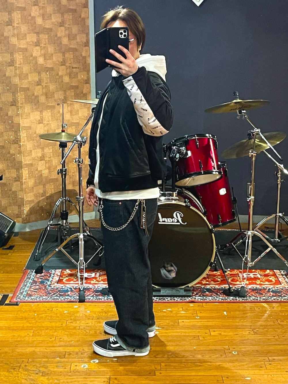「wtaps、NEIGHBORHOOD、VANS、uchidahousei、MA-1、パーカー、デニム、スニーカー、大人カジュアル、シンプルコーデ、ストリート、カジュアル、メンズファッション、今日のコーデ、いいね、save、フォローお願いします🤑」｜「WTAPSのアイテム（MA-1、ブラック系）」を使った、minetoraさん（メンズ・171cm）の春コーディネートの3枚目の写真