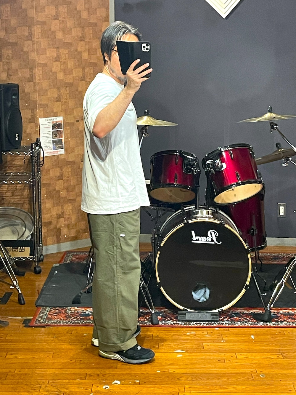 ホワイト系のTシャツ/カットソー、グリーン系のパンツ、ブラック系のスニーカーを着用したメンズの秋コーディネートの3枚目の写真