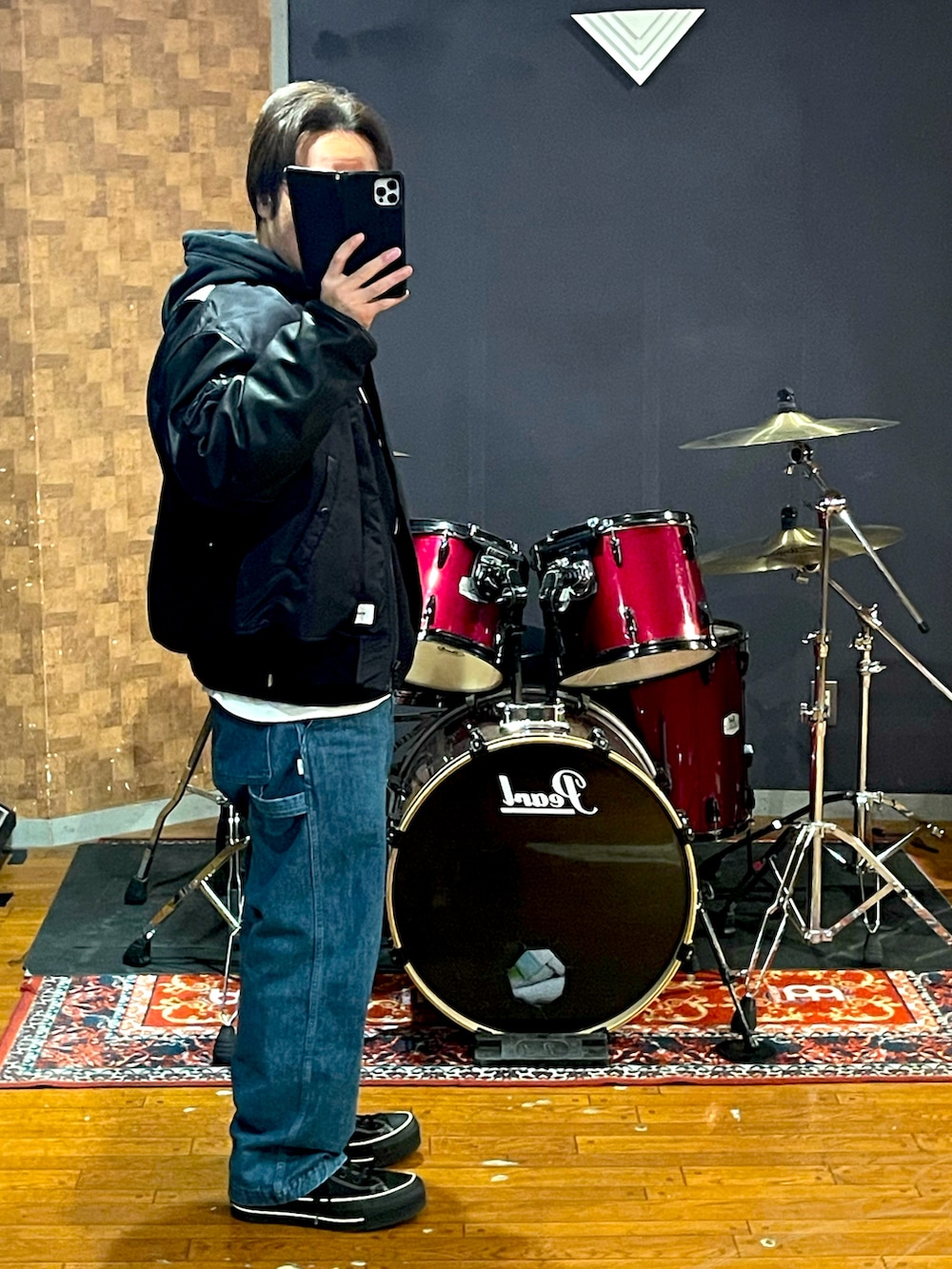 「NEIGHBORHOOD、wtaps、converse、ビッグシルエット、ストリート、シンプル、大人カジュアル、パーカー、デニム、ペインターパンツ、MA-1、お洒落さんとつながりたい、いいね、save、フォローお願いします🤑、冬コーデ、スニーカー」｜「NEIGHBORHOODのアイテム（MA-1、ブラック系）」を使った、minetoraさん（メンズ・171cm）の冬コーディネートの2枚目の写真