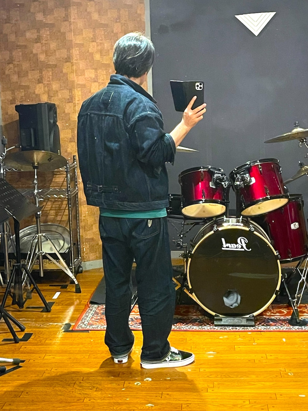 ブルー系のデニムジャケット、グリーン系のTシャツ/カットソー、グリーン系のスニーカーを着用したメンズの春コーディネートの2枚目の写真