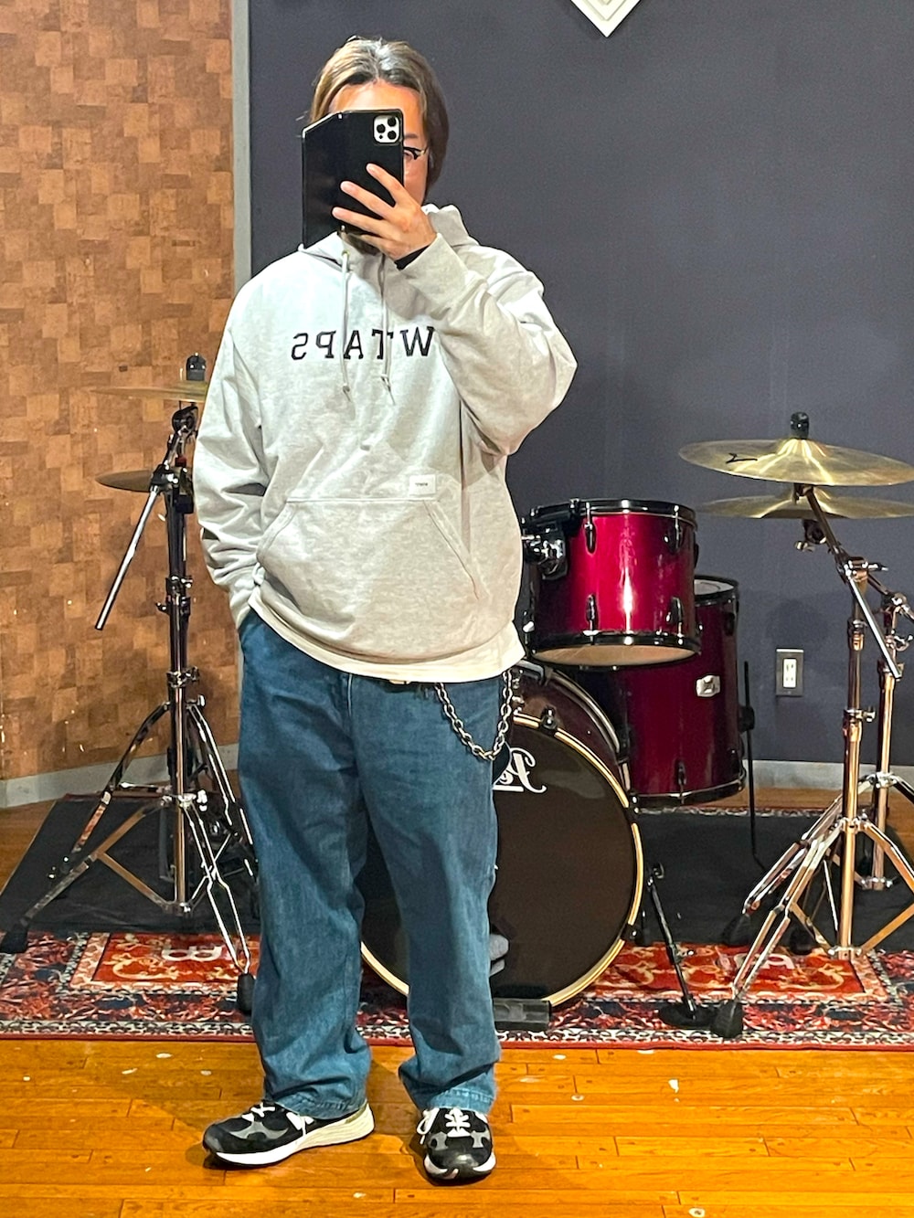 「wtaps、New Balance、デニム、パーカー、ストリート、シンプルコーデ、大人カジュアル、カジュアル、夏ファッション、シンプルスタイル、ラフ、お洒落さんとつながりたい、メンズコーデ、いいね、save、フォローお願いします🤑、ストリートコーデ」｜「WTAPSのアイテム（パーカー、グレー系）」を使った、minetoraさん（メンズ・171cm）の春コーディネートの5枚目の写真
