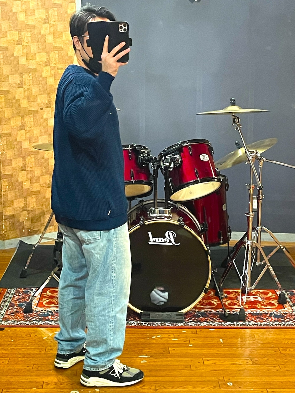 ブルー系のニット/セーター、ブルー系のデニムパンツ、ブルー系のスニーカーを着用したメンズの秋コーディネートの2枚目の写真