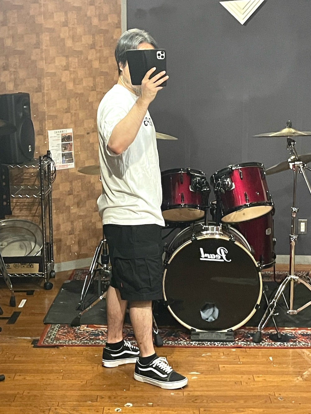 ホワイト系のTシャツ/カットソー、ブラック系のカーゴパンツ、ブラック系のスニーカーを着用したメンズの秋コーディネートの2枚目の写真
