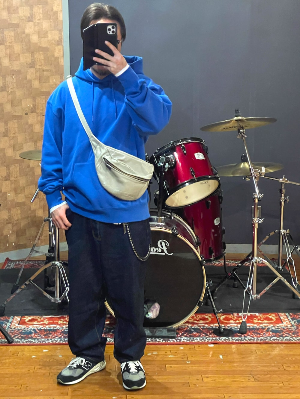 「BEAMS、cahlumn、New Balance、メンズファッション、シンプルコーデ、おしゃれさんと繋がりたい、今日のコーデ、秋のコーデ、お洒落さんとつながりたい、大人カジュアル、パーカー、デニム、スニーカー、青、ビッグシルエット」｜「BEAMS Tのアイテム（パーカー、ブルー系）」を使った、minetoraさん（メンズ・171cm）の秋コーディネートの5枚目の写真