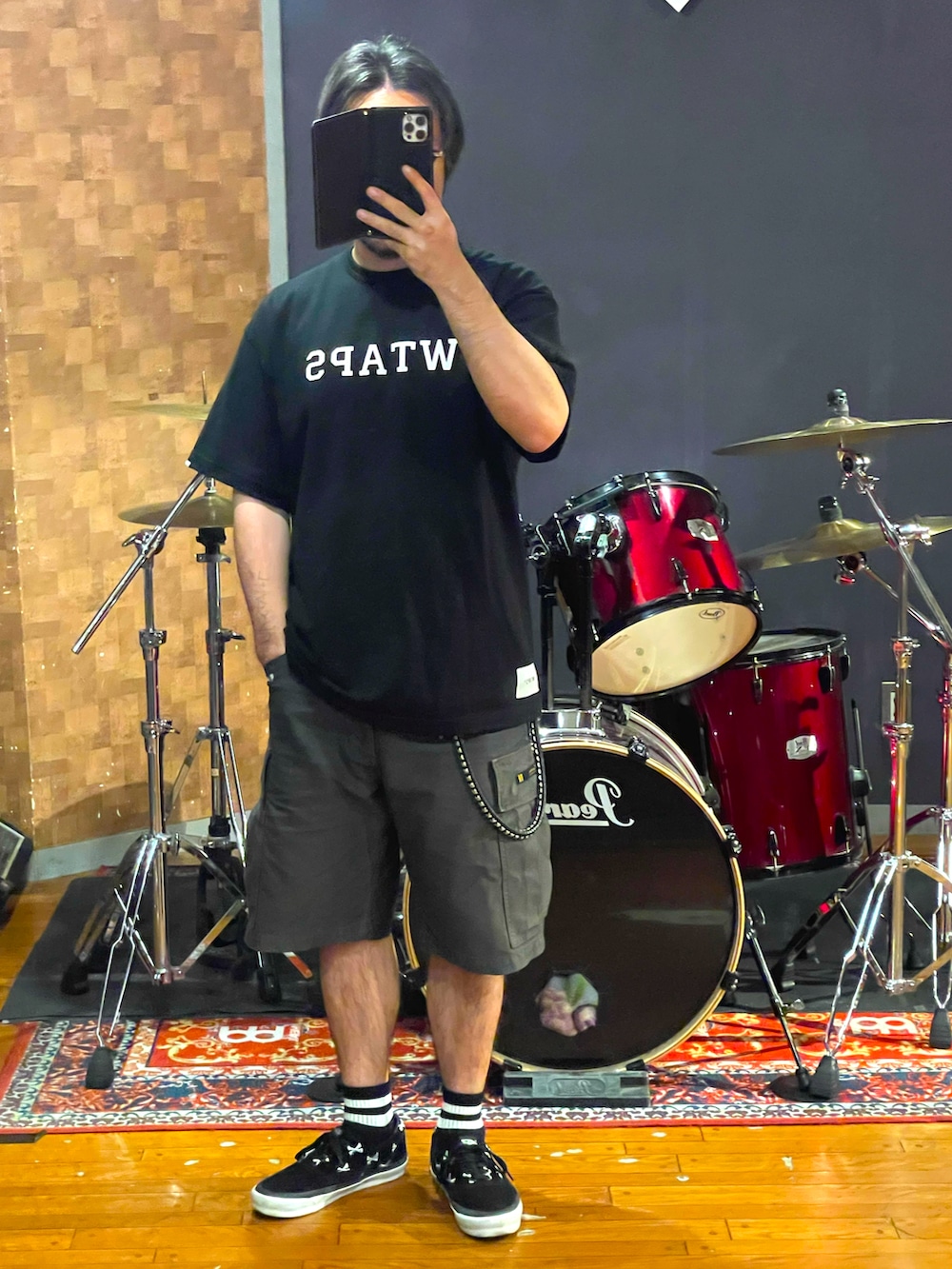 ブラック系のTシャツ/カットソー、ブラック系のカーゴパンツ、ブラック系のスニーカーを着用したメンズの夏コーディネートの5枚目の写真