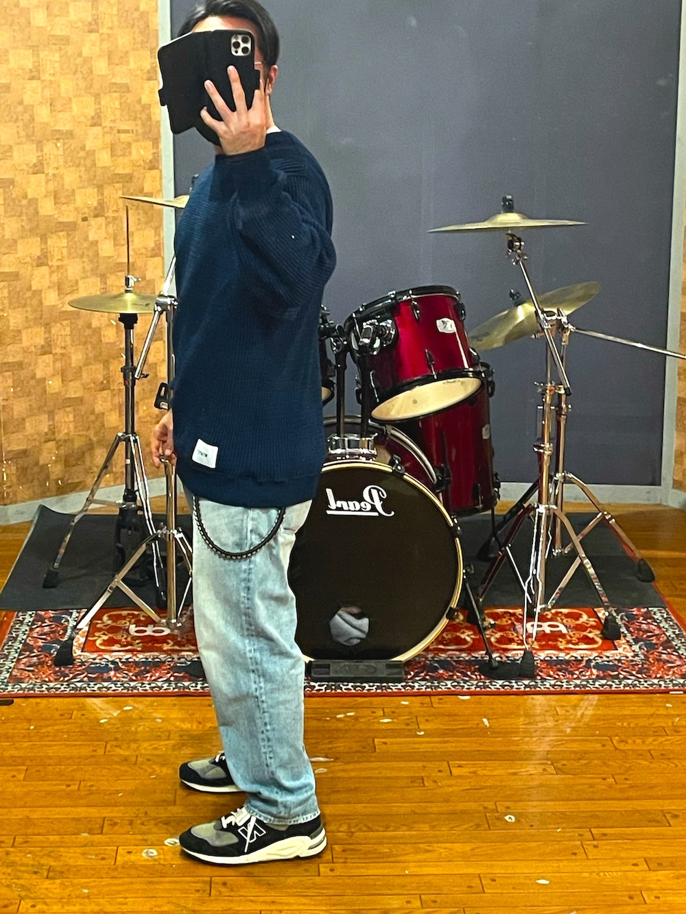 ブルー系のニット/セーター、ブルー系のデニムパンツ、ブルー系のスニーカーを着用したメンズの秋コーディネートの3枚目の写真