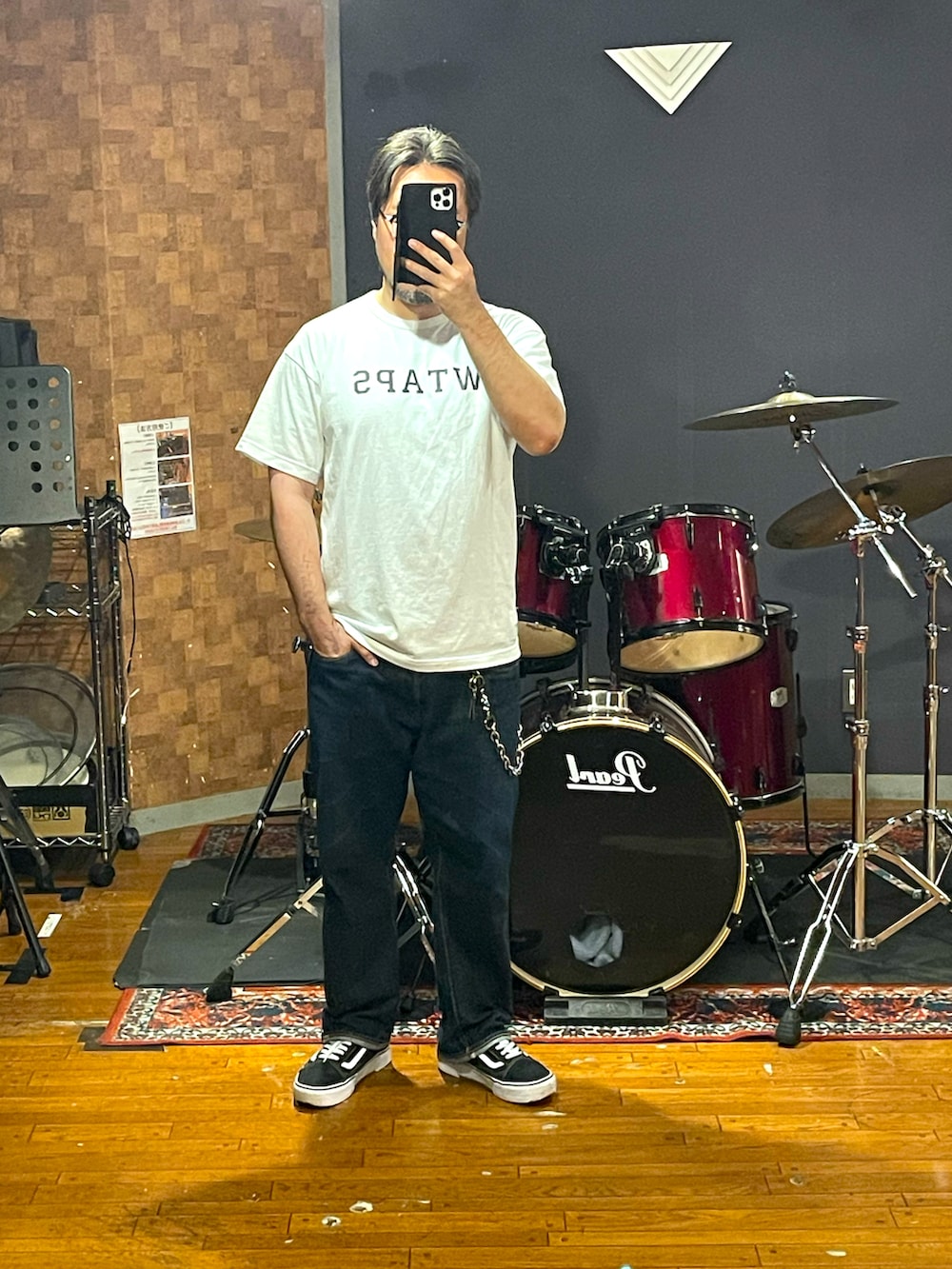 ホワイト系のTシャツ/カットソー、ブルー系のデニムパンツ、ブラック系のスニーカーを着用したメンズの夏コーディネートの4枚目の写真