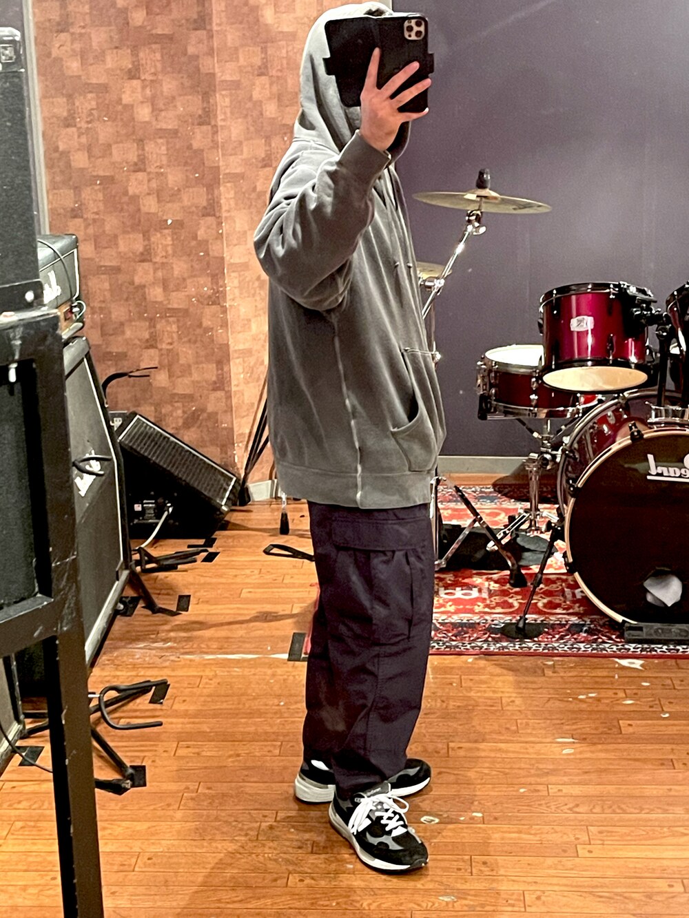 「きれいめカジュアル、大人カジュアル、秋冬コーデ、ビッグシルエット、カジュアルコーデ、ストリート、シンプルコーデ、スニーカーコーデ、オーバーサイズ、パーカー、wtaps、New Balance、propper、カーゴパンツ、CALEE」｜「WTAPSのアイテム（パーカー、グレー系）」を使った、minetoraさん（メンズ・170cm）の秋コーディネートの2枚目の写真