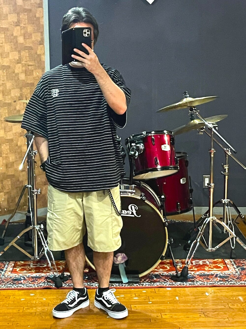 ブラック系のTシャツ/カットソー、ベージュ系のカーゴパンツ、ブラック系のスニーカーを着用したメンズの夏コーディネートの5枚目の写真