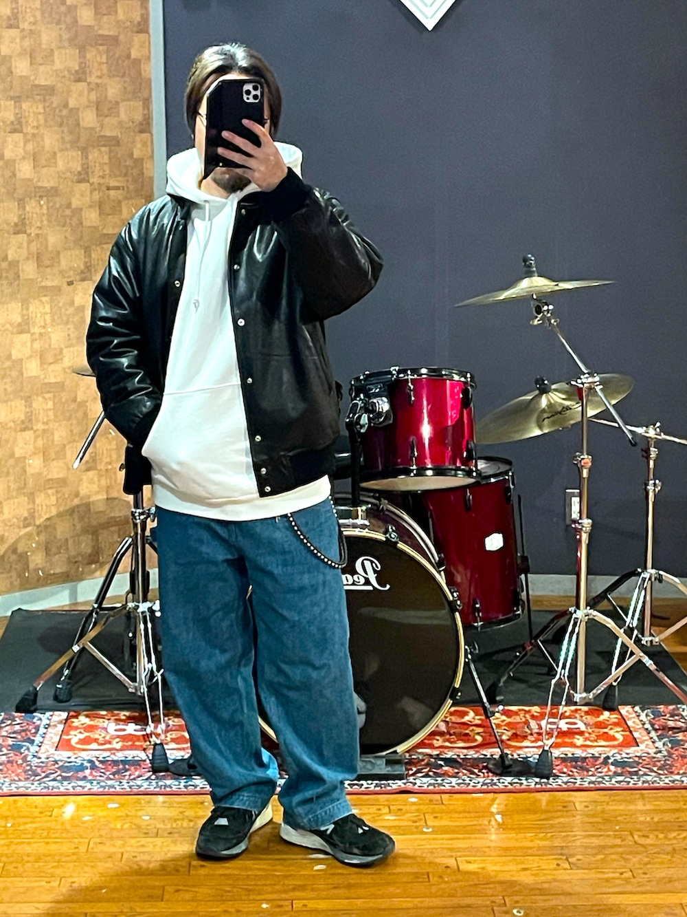 「WACKO MARIA、wtaps、New Balance、レザージャケット、パーカー、デニム、ペインターパンツ、スニーカー、スタジャン、ビッグシルエット、大人カジュアル、カジュアル、シンプル、大人コーデ、今日のコーデ」｜「WACKO MARIAのアイテム（スタジャン、ブラック系）」を使った、minetoraさん（メンズ・171cm）の冬コーディネートの5枚目の写真