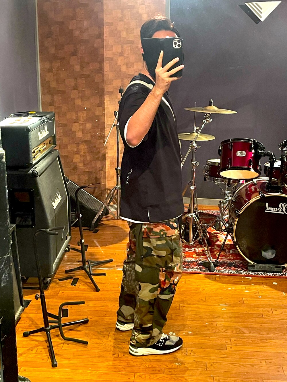 ブラック系のTシャツ/カットソー、ホワイト系のショルダーバッグ、その他のカーゴパンツを着用したメンズの秋コーディネートの2枚目の写真