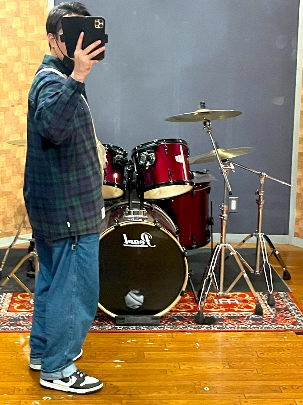 グリーン系のシャツ/ブラウス、ホワイト系のショルダーバッグ、ブルー系のデニムパンツを着用したメンズの秋コーディネートの2枚目の写真