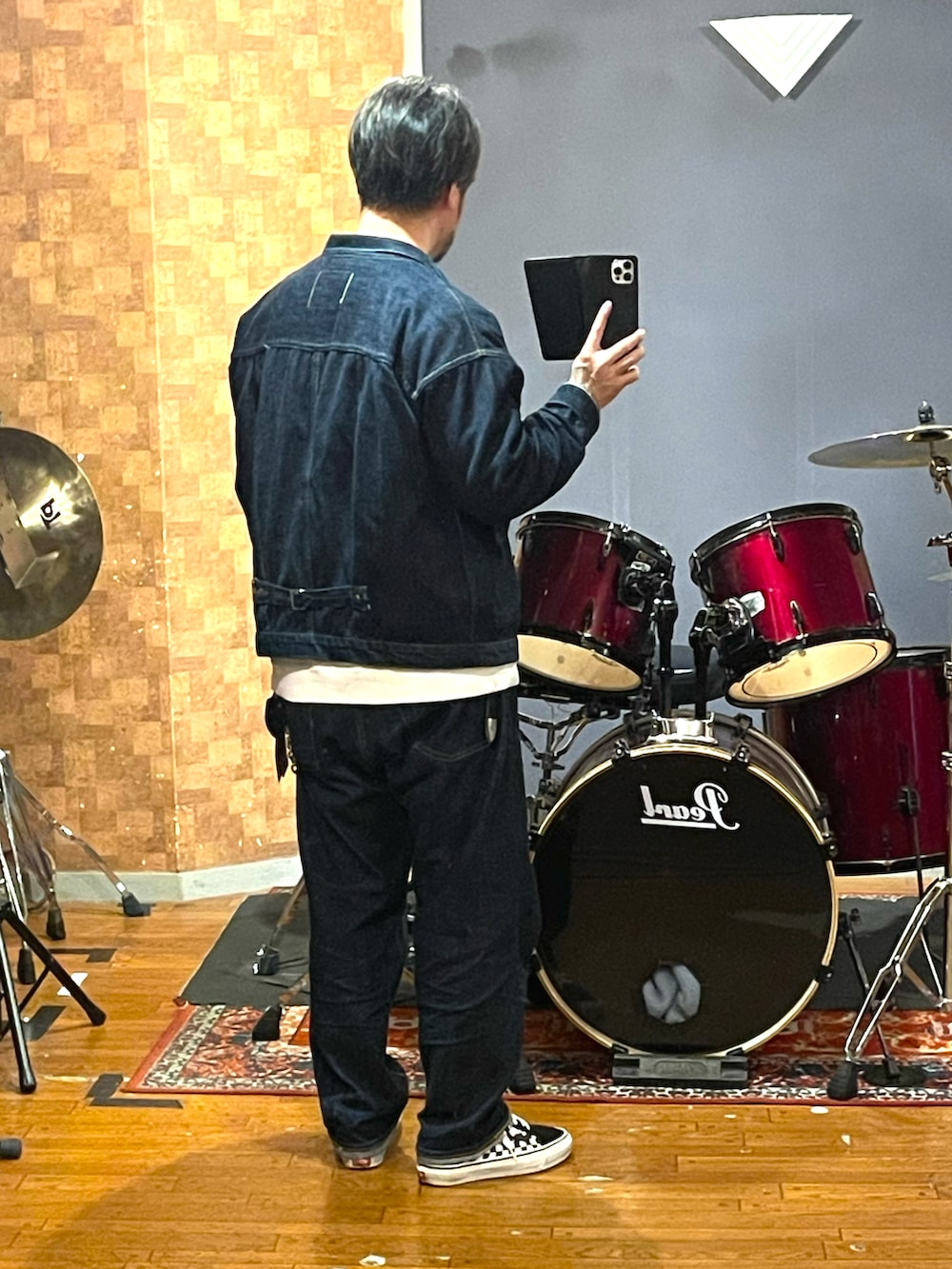 ブルー系のデニムジャケット、ホワイト系のTシャツ/カットソー、ホワイト系のスニーカーを着用したメンズの春コーディネートの4枚目の写真