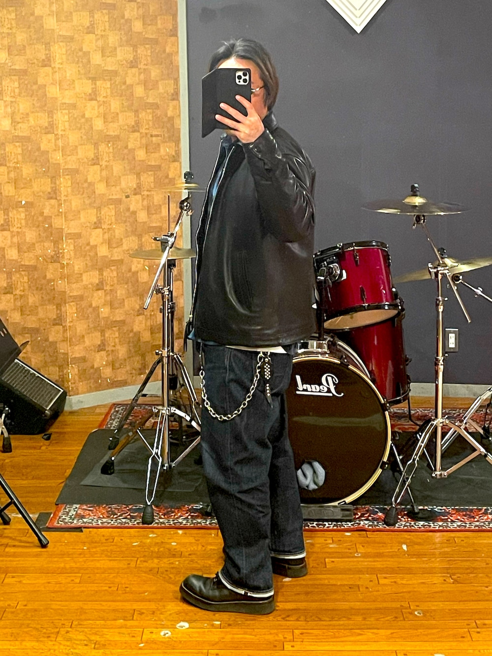 ブラック系のライダースジャケット、ブルー系のシャツ/ブラウスを着用したメンズの冬コーディネートの3枚目の写真