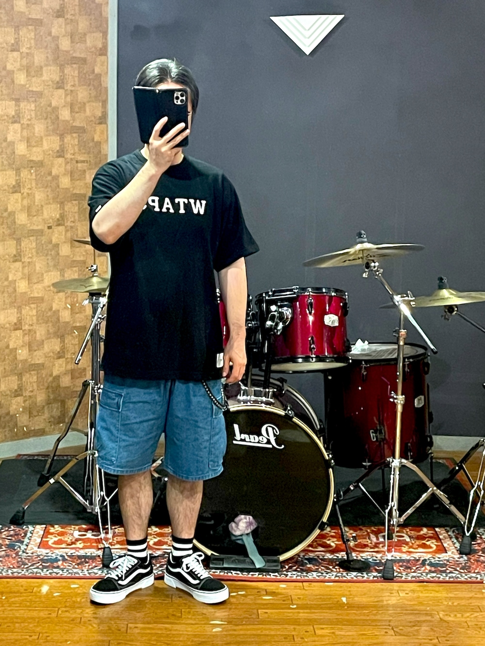 「wtaps、VANS、アツいコーデ全部見せ、ビッグシルエット、大人カジュアル、シンプル、ラフ、Tシャツ、黒、デニム、shorts、スニーカー、ストリート、カジュアル、夏コーデ」｜「WTAPSのアイテム（Tシャツ/カットソー、ブラック系）」を使った、minetoraさん（メンズ・171cm）の夏コーディネートの5枚目の写真
